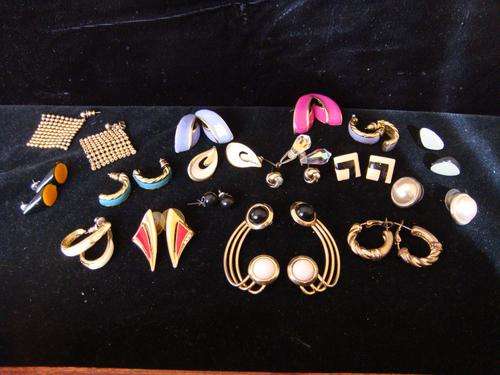 17 PAIRS OF VINTAGE EARRINGS