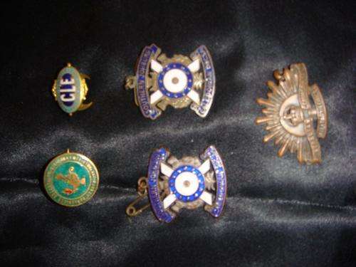 5 VINTAGE PIN BADGES