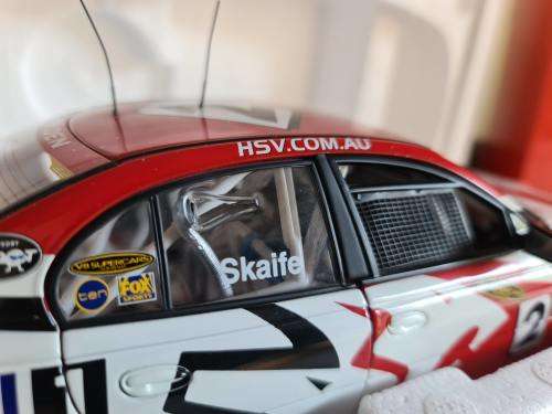 1/18 AUTOART V8 SUPERCARS HOLDEN COMMODORE 2004