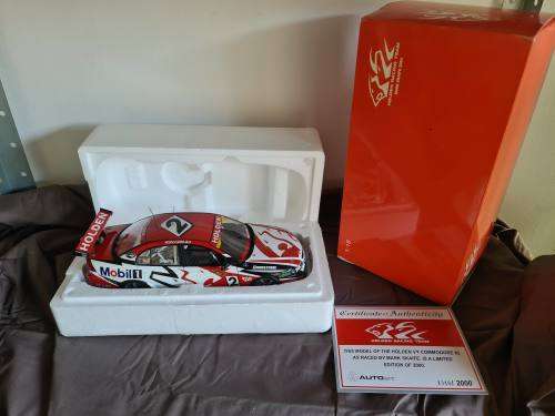 1/18 AUTOART V8 SUPERCARS HOLDEN COMMODORE 2004