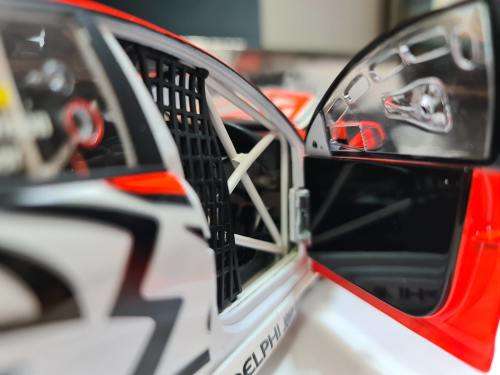 1:18 Holden VE Commodore #2 Garth Tander / Will Davison 2009 Bathurst Winner