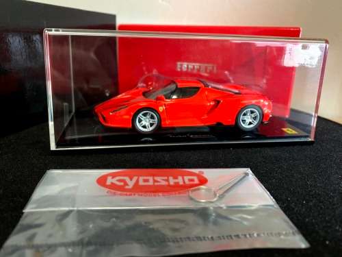 KYOSHO - FERRARI - ENZO 2002 - WITH OPENINGS