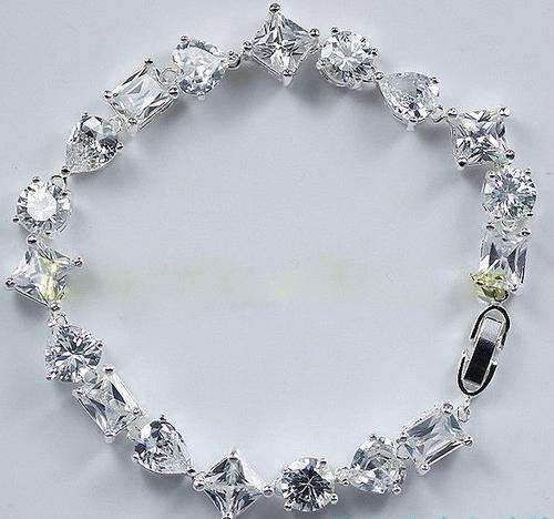 THIS IS A ABSOLUTELY BEAUTIFUL ITEM! TOPAZ SILVER LINK BRACELET! WORTH IT!!!