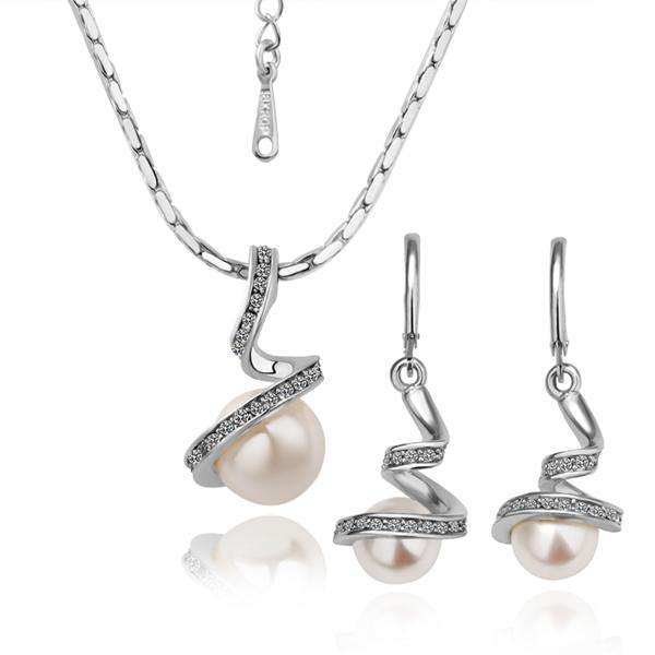 WoW! Absolutely Beautiful! LIGHT ROSE PINK AND RHINESTONE SET. JUST LOOK AT THIS SET... IMPRESSIVE
