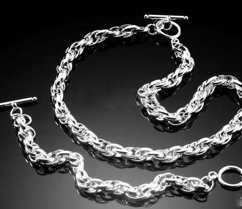 NEW! IMPRESSIVE NECKLACE SILVER. BEAUTIFUL! NEVER BEFORE FOR R1(OPTION TO PURCHASE BRACELET