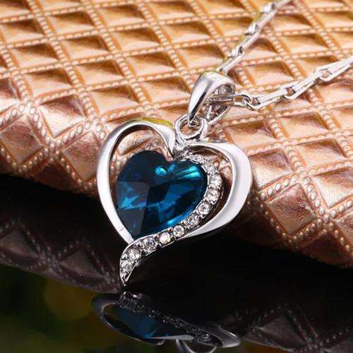 WOW!!! IMPRESSIVE CRYSTAL HEART NECKLACE!! MUST BID! FIRST TIME ON R1 AUCTION!!!!