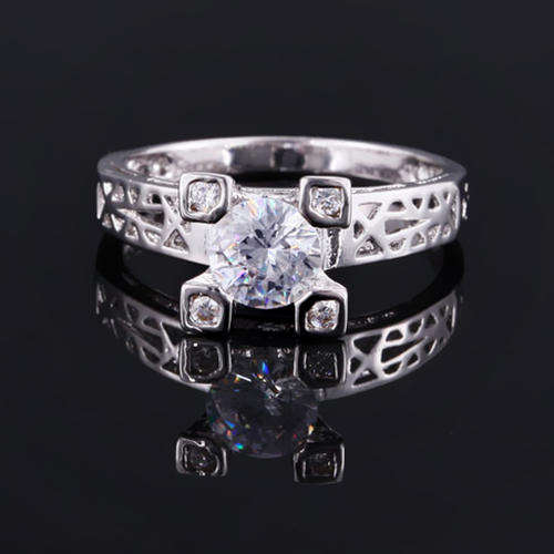 BEST OFFER!!!! - ABSOLUTELY IMPRESSIVE CLEAR CRYSTAL RING - FIRST TIME EVER ON R1.00 AUCTION!