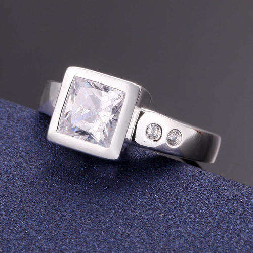BEST OFFER!!!! - ABSOLUTELY IMPRESSIVE CLEAR CRYSTAL RING - FIRST TIME EVER ON R1.00 AUCTION!