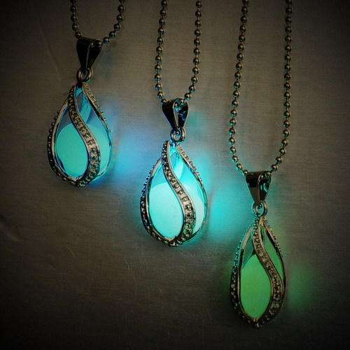 New item! Beautiful Silver Vintage Hollow Luminous Bead Pendant Necklace. MUST BID!