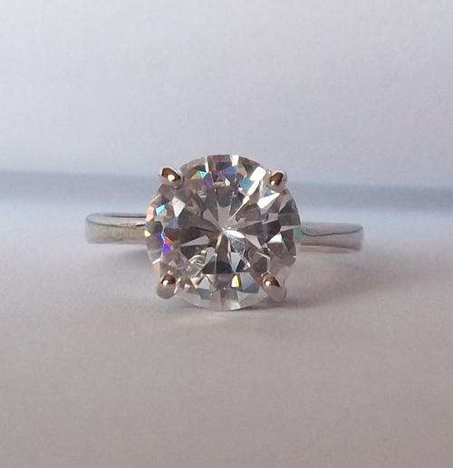 ABSOLUTELY BEAUTIFUL ..... PURE WHITE CRYSTAL RING (8) BID NOW!!!! ABSOLUTELY BEAUTIFUL!