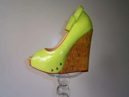 CLEARANCE SALE NOW ON! FREE SHIPPING: Trendy & Fashionable Shoes. Get Scarf and Earrings for FREE!