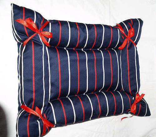 DOGGIE BEDS FOR SMALL TO MED DOGS