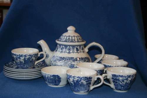 "ROYAL ENGLAND" BROADHURST. STAFFORDSHIRE ENGLAND. TEA SERVICE.