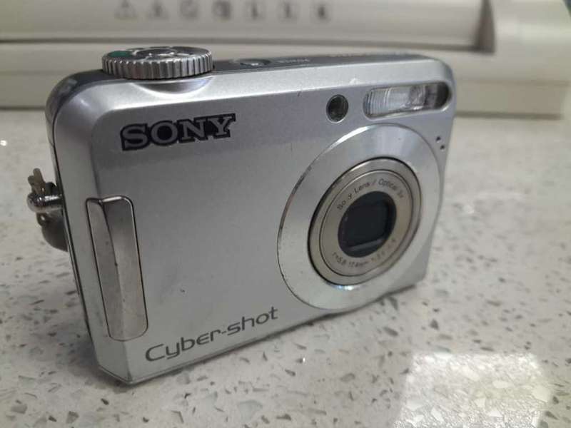 Sony DSC-S650 Compact Digital Camera