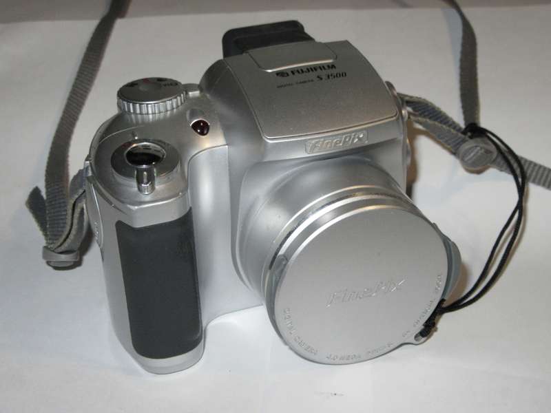 Fujifilm S3500 - 6x Optical Zoom - 4 Megapixels