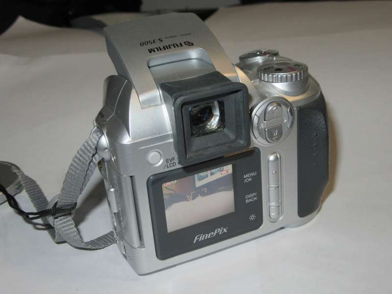 Fujifilm S3500 - 6x Optical Zoom - 4 Megapixels