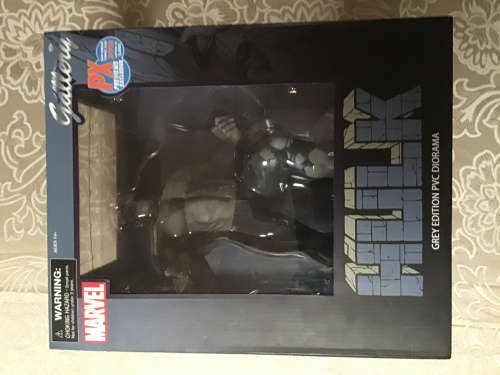 COLLECTABLE LARGE HULK STATUE