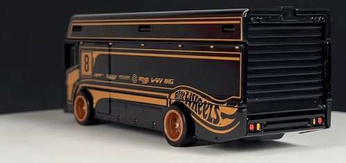 HOT WHEELS PREMIUM DIORAMA SET - `TRACK DAY`