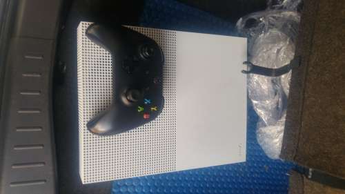 Microsoft Xbox One S - 500 GB HDD - Model 1681 Gaming Console + 1 Controller