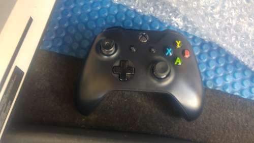 Microsoft Xbox One S - 500 GB HDD - Model 1681 Gaming Console + 1 Controller