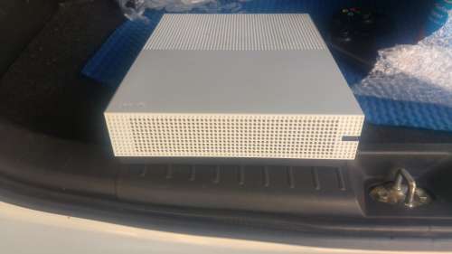 Microsoft Xbox One S - 500 GB HDD - Model 1681 Gaming Console + 1 Controller