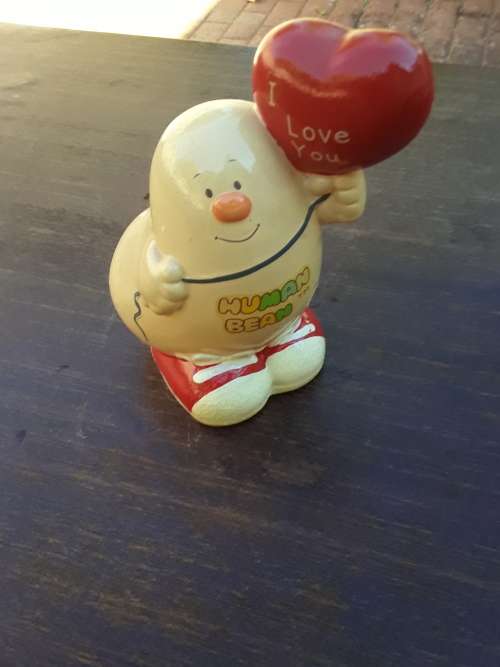 1981 - Vintage Enesco HUMAN BEAN SAYING I LOVE YOU - AMAZING BUY - 11 CM in Height - 7 CM in Width
