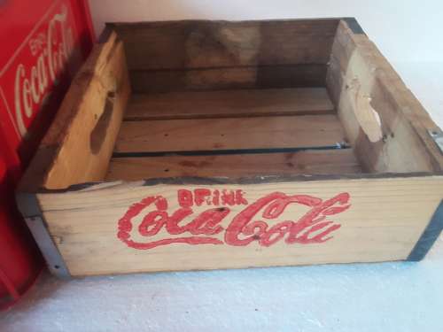 Coca-Cola - Amazing Bundle - 2 x Crates - 1 x Cap - 1 x Plate - 2 x Sporting Memorabilia Balls