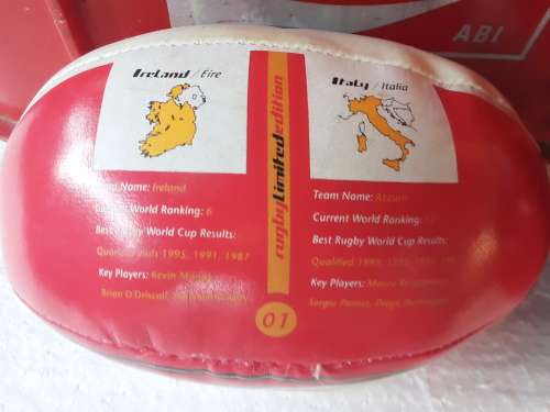 Coca-Cola - Amazing Bundle - 2 x Crates - 1 x Cap - 1 x Plate - 2 x Sporting Memorabilia Balls