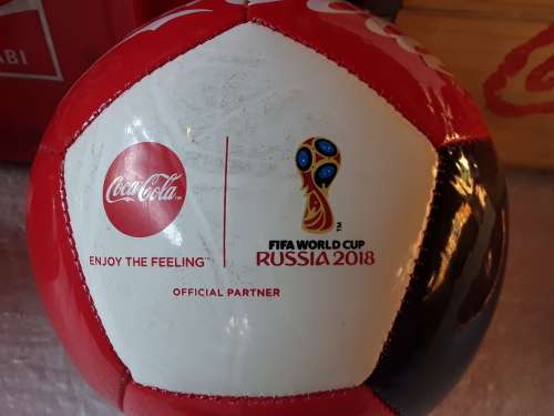 Coca-Cola - Amazing Bundle - 2 x Crates - 1 x Cap - 1 x Plate - 2 x Sporting Memorabilia Balls