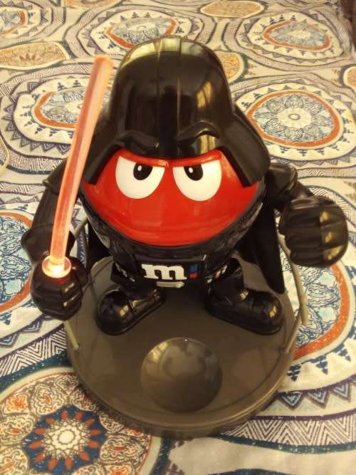 M&M`s Dispenser - Star Wars: Darth Vader (Red MandM) - Working - LIKE NEW AMAZING CONDITION
