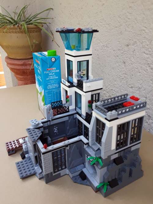 4 STORY POLICE STATION BUILT - 100% ORIGINAL LEGO - DON`T MISS OUT