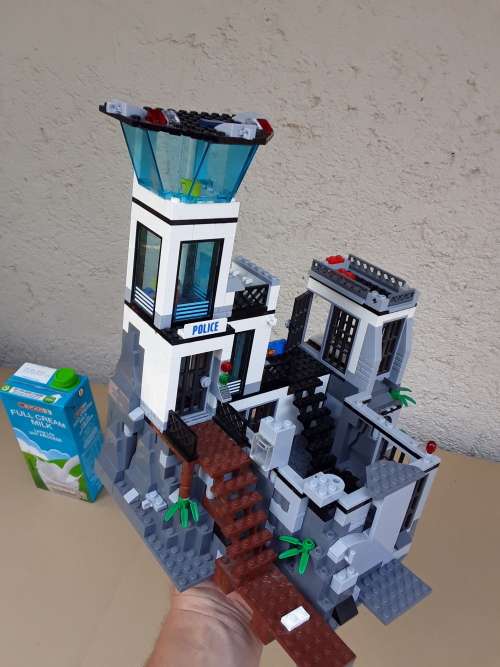 4 STORY POLICE STATION BUILT - 100% ORIGINAL LEGO - DON`T MISS OUT