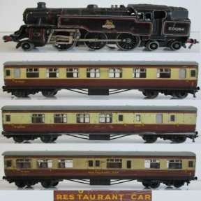 Hornby HO Train Set With 3 Coaches - This is a three track loco.
