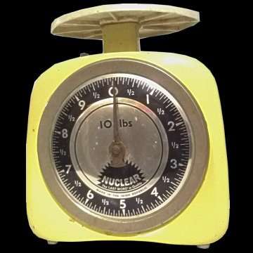 Vintage Kitchen Scale still measuring in Pounds and Ounces.