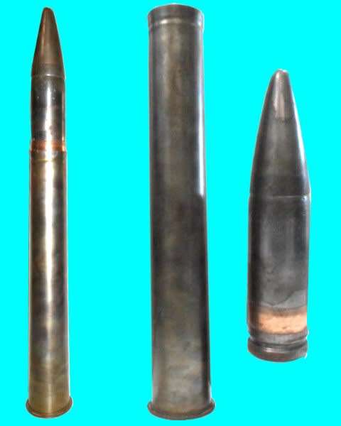 Second World War 40 mm. Canon Shell with Casing. The length of this item is 44 cm.