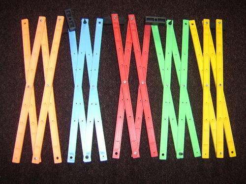 Wonder Art & Magnifier product comes in 5 x colours (red, blue, green, yellow and orange)