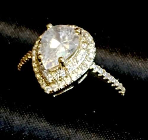 Gorgeous White Diamante Set in 18ct Yellow Rolled Gold Ring