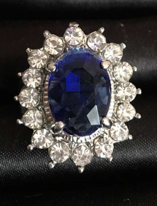 Unusual Posh Ring with Cr, Sapphire Surrounded by White Sim Diamonds