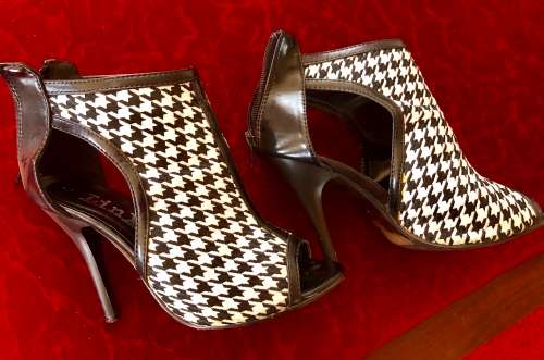 Black & White LINX SHOES (SIZE 4)