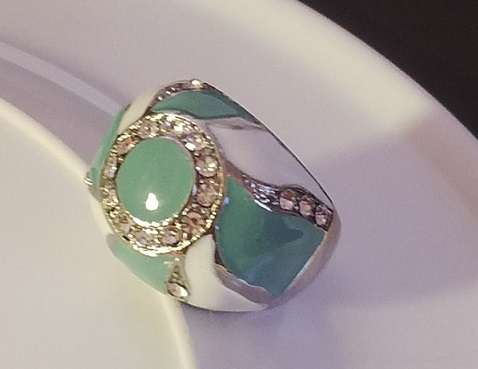 MAGNIFICENT .925 STERLING SILVER  GREEN AND WHITE ENAMEL DRESS RING