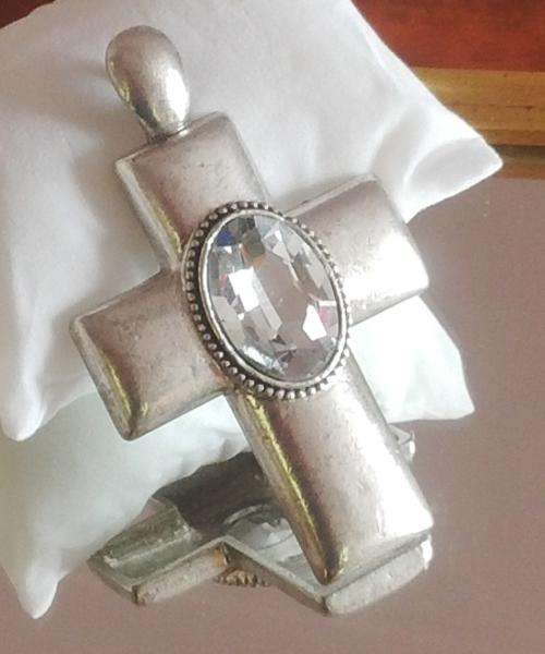 MAGNIFICENT**PRETTY and HIGH FASHION DIAMOND SIMULANT CROSS