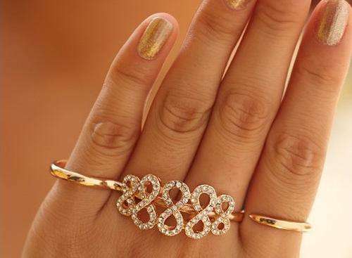 UNIQUE AND SOMETHING DIFFERENT DIAMOND SIMULANT RING