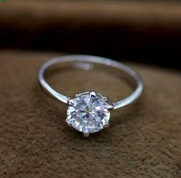 UTTERLY GORGEOUS .925 STERLING SILVER SOLITAIRE RING