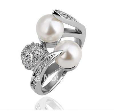BRILLIANT SHINE WITH THIS 18KGP IMITATION PEARL RING