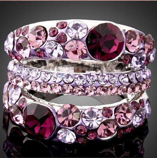 Magnificent High Fashion 18kgp Crystal Ring