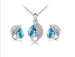 GORGEOUS AUSTRIAN CRYSTAL PENDANT AND EARRING SET