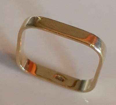 SOLID 9 CT GOLD RING
