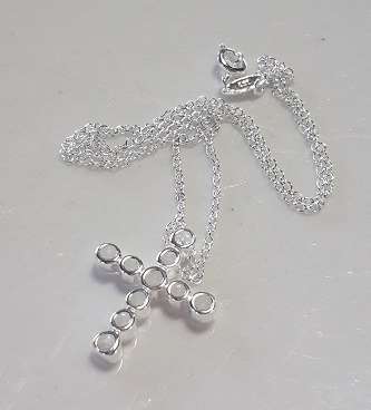**Elegant** 925 Sterling Silver Cross Pendant with Matching Chain
