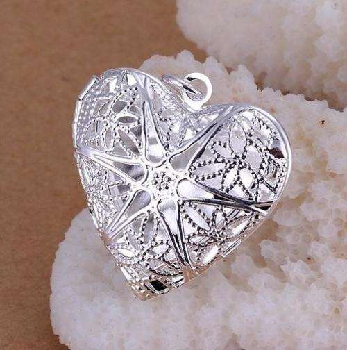 @@ Lovely @@ Detailed Heart Shape Locket with Matching Chain