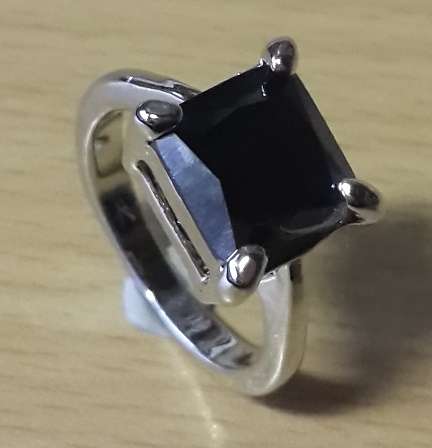 -- Sweet -- Black Onyx in 18ct Platinum Rolled Gold Ring # Size 7